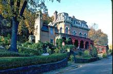 оштукатуренный фасад особняка в стиле королевы виктории